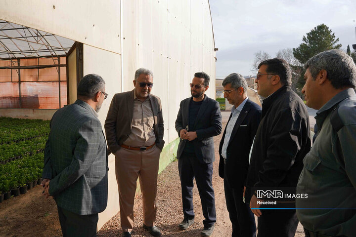 بازدید شهردار از گلخانه سازمان پارک‌ها و فضای سبز شهرداری