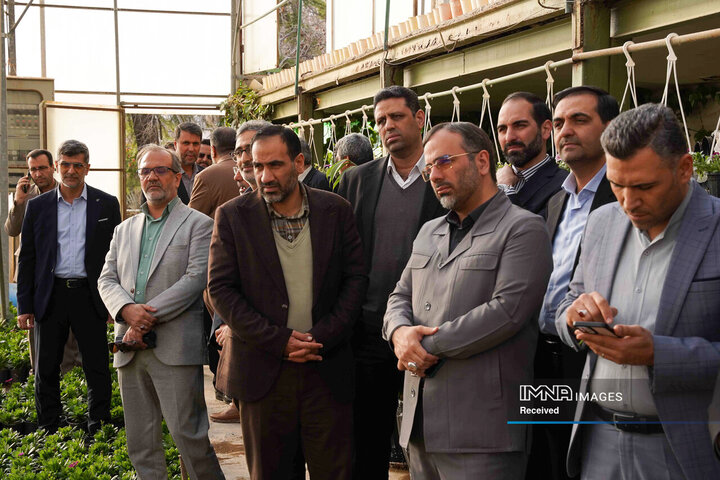 بازدید شهردار از گلخانه سازمان پارک‌ها و فضای سبز شهرداری
