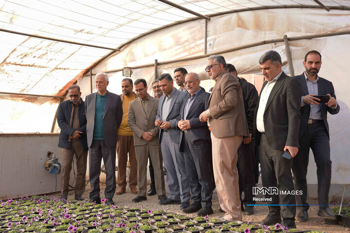 بازدید شهردار از گلخانه سازمان پارک‌ها و فضای سبز شهرداری
