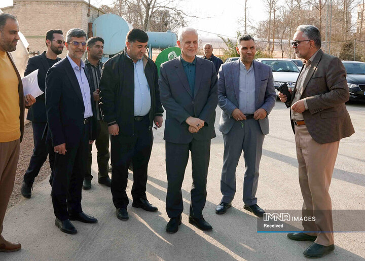 بازدید شهردار از گلخانه سازمان پارک‌ها و فضای سبز شهرداری