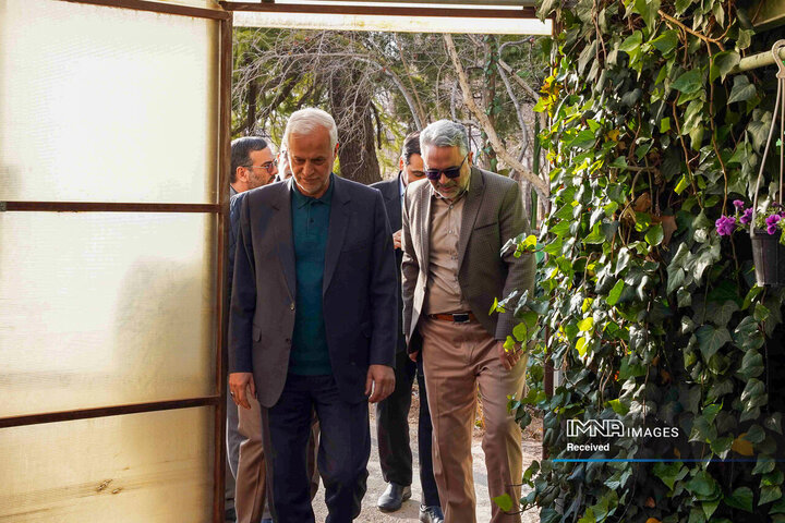بازدید شهردار از گلخانه سازمان پارک‌ها و فضای سبز شهرداری