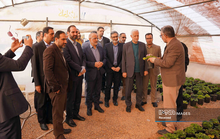 بازدید شهردار از گلخانه سازمان پارک‌ها و فضای سبز شهرداری