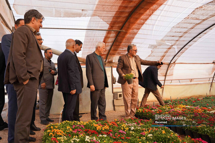 بازدید شهردار از گلخانه سازمان پارک‌ها و فضای سبز شهرداری