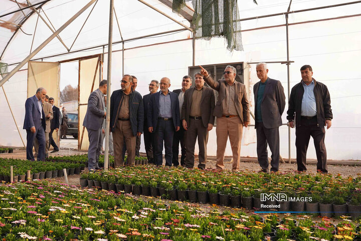 بازدید شهردار از گلخانه سازمان پارک‌ها و فضای سبز شهرداری