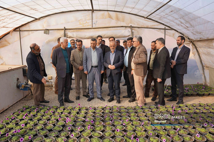 بازدید شهردار از گلخانه سازمان پارک‌ها و فضای سبز شهرداری