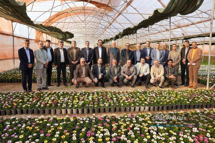 بازدید شهردار از گلخانه سازمان پارک‌ها و فضای سبز شهرداری