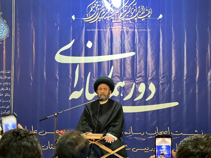 مصالح ملت باید بر منافع شخصی مقدم باشد