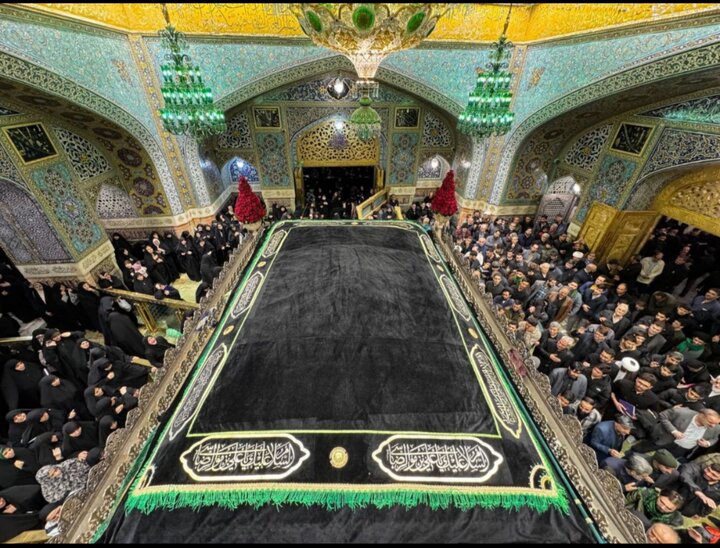 عزاداری زائران و مجاوران حرم امام رضا(ع) پس از اعلام خبر شهادت امام خامنه‌ای