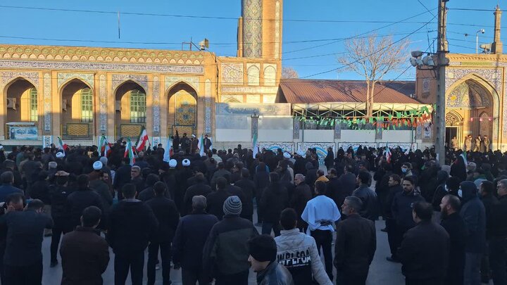 حضور انتقام‌جویانه مردم کرمانشاه درپی شهادت رهبر معظم انقلاب در کنار مسجد جامع