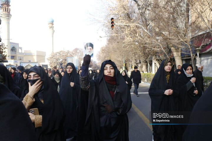 حضور مردم داغدار تبریز در خیابان‌های مرکز شهر پس از اعلام خبر شهادت امام خامنه‌ای(قدس سره)