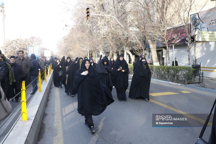 حضور مردم داغدار تبریز در خیابان‌های مرکز شهر پس از اعلام خبر شهادت امام خامنه‌ای(قدس سره)