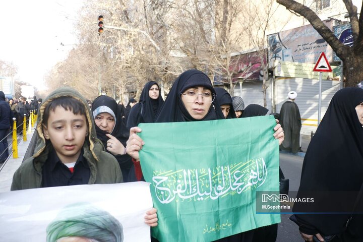حضور مردم داغدار تبریز در خیابان‌های مرکز شهر پس از اعلام خبر شهادت امام خامنه‌ای(قدس سره)