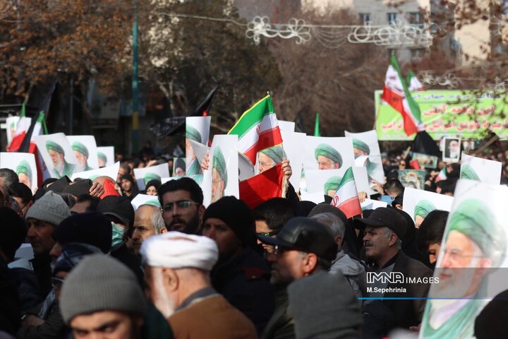 حضور مردم داغدار تبریز در خیابان‌های مرکز شهر پس از اعلام خبر شهادت امام خامنه‌ای(قدس سره)