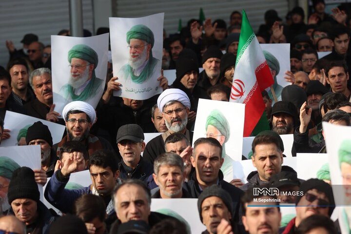 حضور مردم داغدار تبریز در خیابان‌های مرکز شهر پس از اعلام خبر شهادت امام خامنه‌ای(قدس سره)