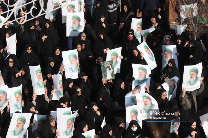 حضور مردم داغدار تبریز در خیابان‌های مرکز شهر پس از اعلام خبر شهادت امام خامنه‌ای(قدس سره)
