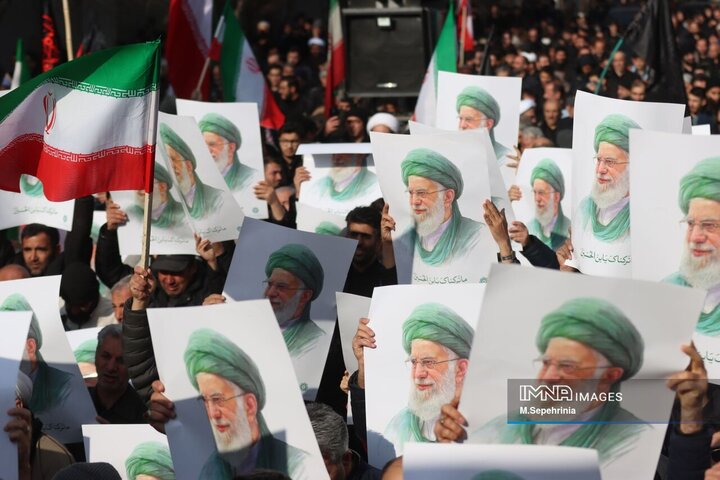 حضور مردم داغدار تبریز در خیابان‌های مرکز شهر پس از اعلام خبر شهادت امام خامنه‌ای(قدس سره)