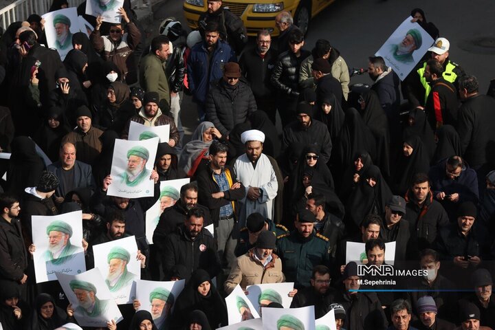حضور مردم داغدار تبریز در خیابان‌های مرکز شهر پس از اعلام خبر شهادت امام خامنه‌ای(قدس سره)