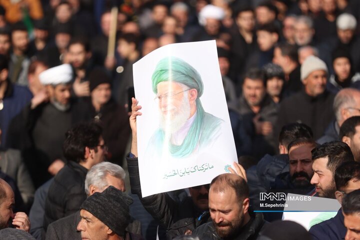 حضور مردم داغدار تبریز در خیابان‌های مرکز شهر پس از اعلام خبر شهادت امام خامنه‌ای(قدس سره)