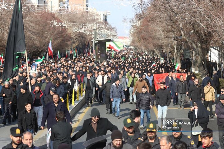 حضور مردم داغدار تبریز در خیابان‌های مرکز شهر پس از اعلام خبر شهادت امام خامنه‌ای(قدس سره)