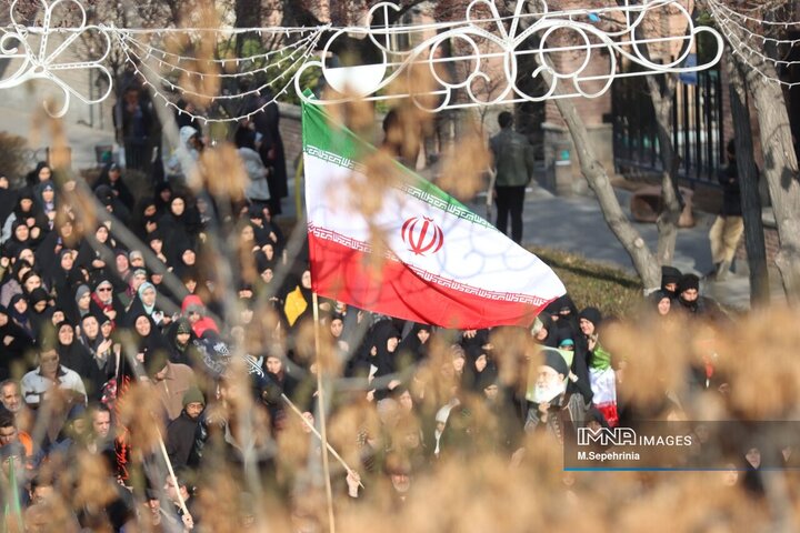 حضور مردم داغدار تبریز در خیابان‌های مرکز شهر پس از اعلام خبر شهادت امام خامنه‌ای(قدس سره)