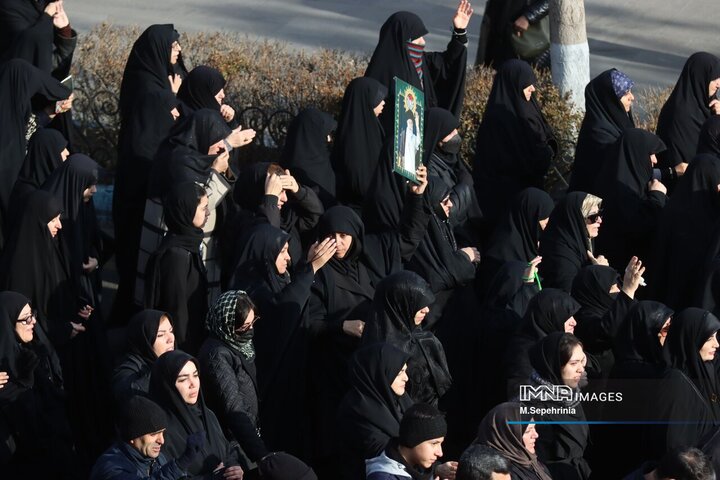 حضور مردم داغدار تبریز در خیابان‌های مرکز شهر پس از اعلام خبر شهادت امام خامنه‌ای(قدس سره)