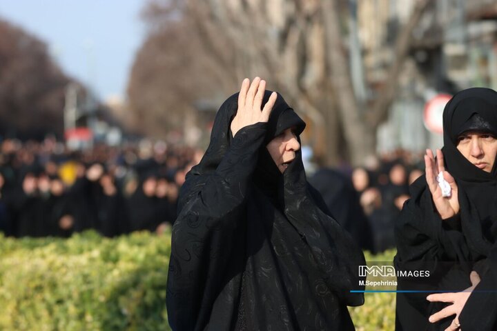 حضور مردم داغدار تبریز در خیابان‌های مرکز شهر پس از اعلام خبر شهادت امام خامنه‌ای(قدس سره)