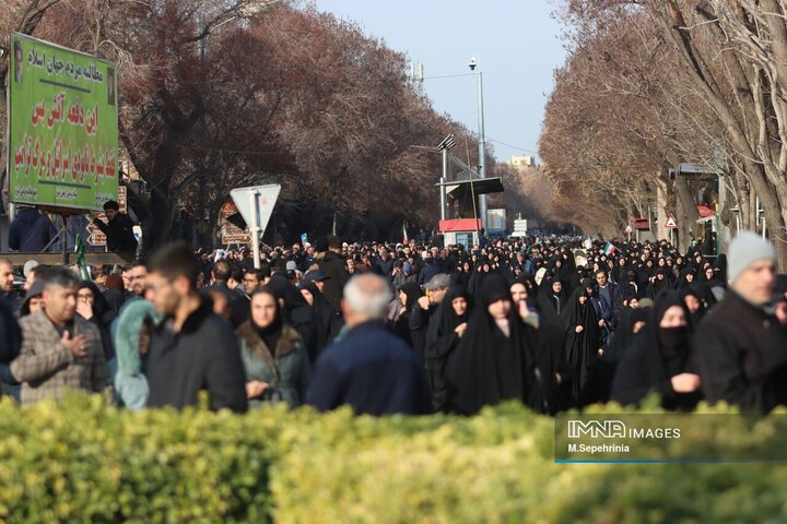 حضور مردم داغدار تبریز در خیابان‌های مرکز شهر پس از اعلام خبر شهادت امام خامنه‌ای(قدس سره)