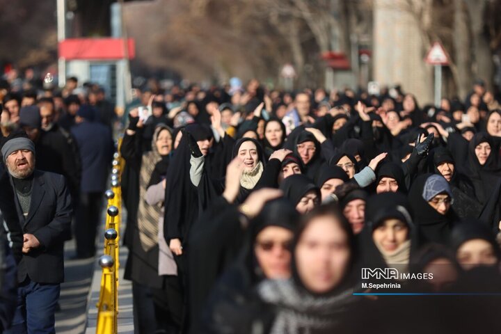 حضور مردم داغدار تبریز در خیابان‌های مرکز شهر پس از اعلام خبر شهادت امام خامنه‌ای(قدس سره)