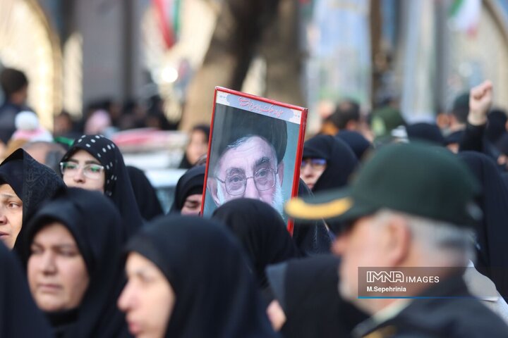 حضور مردم داغدار تبریز در خیابان‌های مرکز شهر پس از اعلام خبر شهادت امام خامنه‌ای(قدس سره)