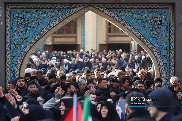 حضور مردم داغدار تبریز در خیابان‌های مرکز شهر پس از اعلام خبر شهادت امام خامنه‌ای(قدس سره)
