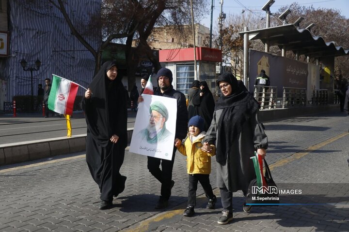 حضور مردم داغدار تبریز در خیابان‌های مرکز شهر پس از اعلام خبر شهادت امام خامنه‌ای(قدس سره)
