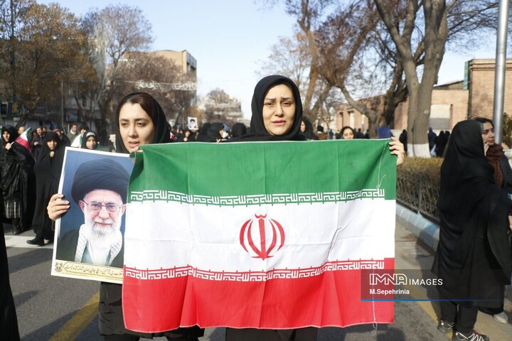 حضور مردم داغدار تبریز در خیابان‌های مرکز شهر پس از اعلام خبر شهادت امام خامنه‌ای(قدس سره)