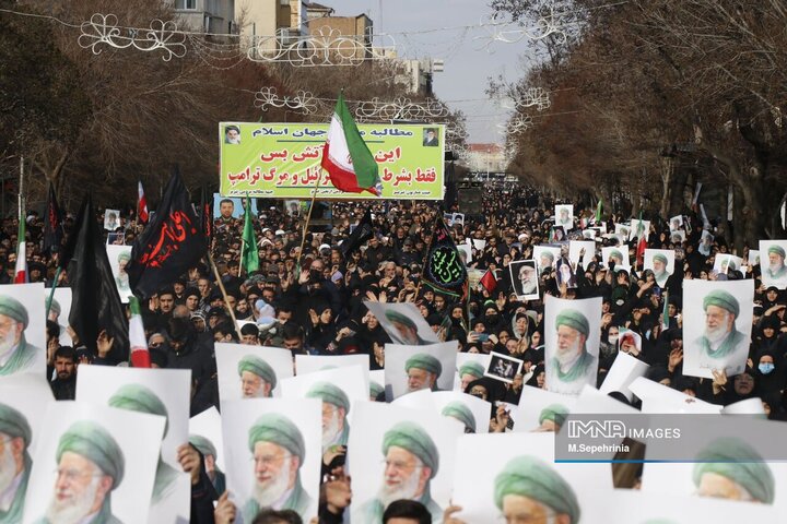 حضور مردم داغدار تبریز در خیابان‌های مرکز شهر پس از اعلام خبر شهادت امام خامنه‌ای(قدس سره)