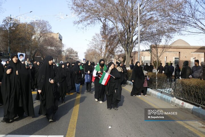 حضور مردم داغدار تبریز در خیابان‌های مرکز شهر پس از اعلام خبر شهادت امام خامنه‌ای(قدس سره)