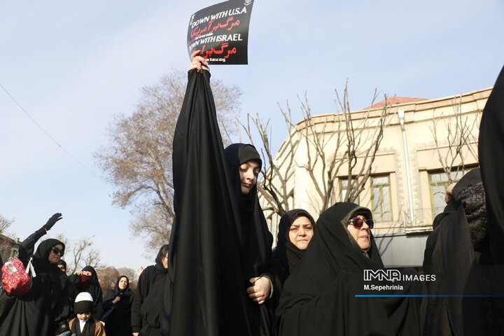 حضور مردم داغدار تبریز در خیابان‌های مرکز شهر پس از اعلام خبر شهادت امام خامنه‌ای(قدس سره)