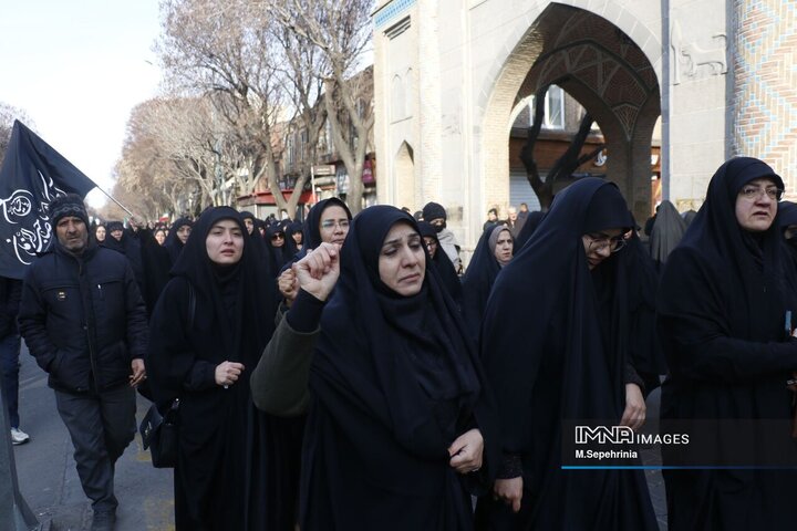 حضور مردم داغدار تبریز در خیابان‌های مرکز شهر پس از اعلام خبر شهادت امام خامنه‌ای(قدس سره)