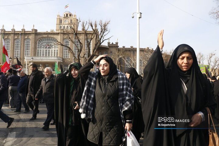 حضور مردم داغدار تبریز در خیابان‌های مرکز شهر پس از اعلام خبر شهادت امام خامنه‌ای(قدس سره)