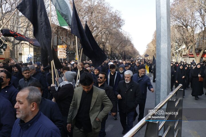 حضور مردم داغدار تبریز در خیابان‌های مرکز شهر پس از اعلام خبر شهادت امام خامنه‌ای(قدس سره)