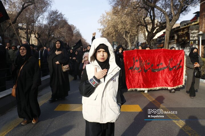 حضور مردم داغدار تبریز در خیابان‌های مرکز شهر پس از اعلام خبر شهادت امام خامنه‌ای(قدس سره)