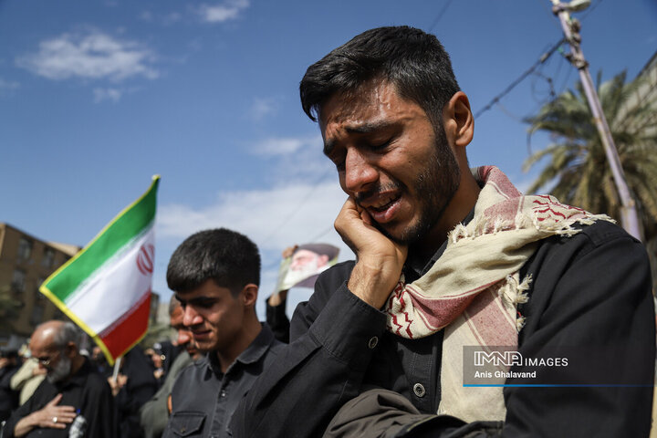 حضور مردم داغدار اهواز در خیابان‌های مرکز شهر پس از اعلام خبر شهادت امام خامنه‌ای(قدس سره)