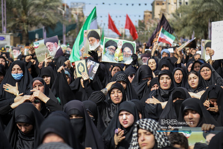 حضور مردم داغدار اهواز در خیابان‌های مرکز شهر پس از اعلام خبر شهادت امام خامنه‌ای(قدس سره)