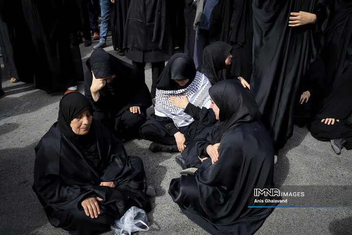 حضور مردم داغدار اهواز در خیابان‌های مرکز شهر پس از اعلام خبر شهادت امام خامنه‌ای(قدس سره)