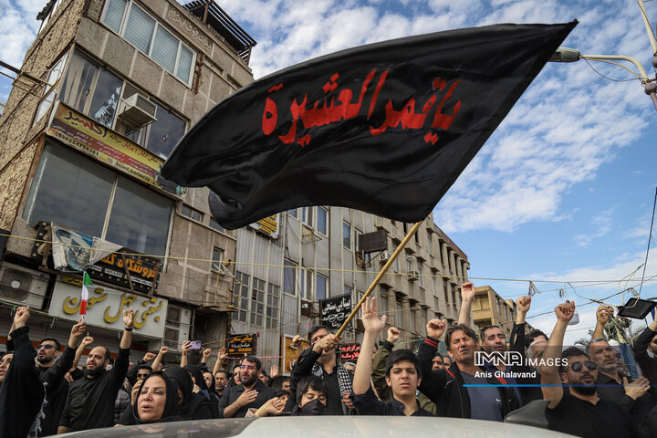 حضور مردم داغدار اهواز در خیابان‌های مرکز شهر پس از اعلام خبر شهادت امام خامنه‌ای(قدس سره)