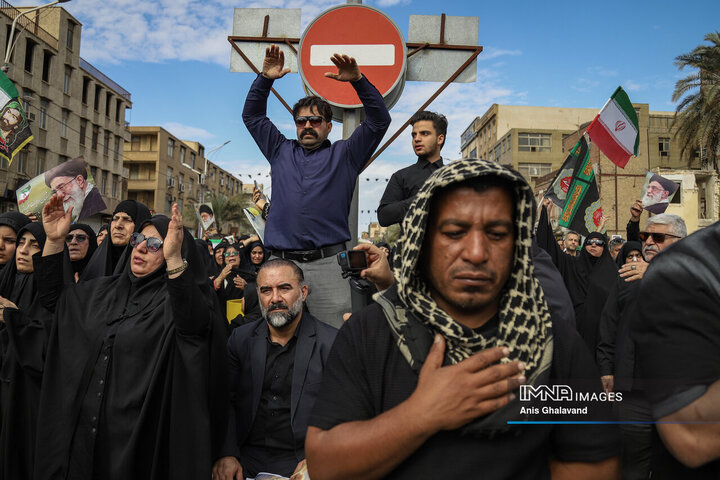 حضور مردم داغدار اهواز در خیابان‌های مرکز شهر پس از اعلام خبر شهادت امام خامنه‌ای(قدس سره)