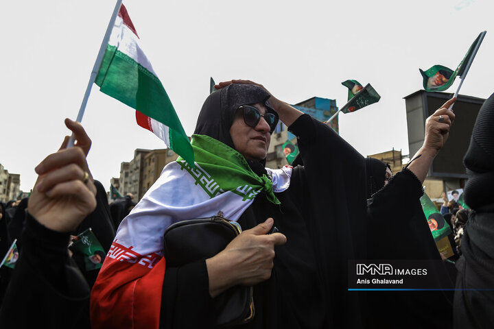حضور مردم داغدار اهواز در خیابان‌های مرکز شهر پس از اعلام خبر شهادت امام خامنه‌ای(قدس سره)