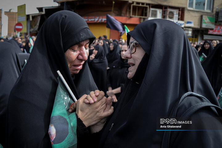 حضور مردم داغدار اهواز در خیابان‌های مرکز شهر پس از اعلام خبر شهادت امام خامنه‌ای(قدس سره)