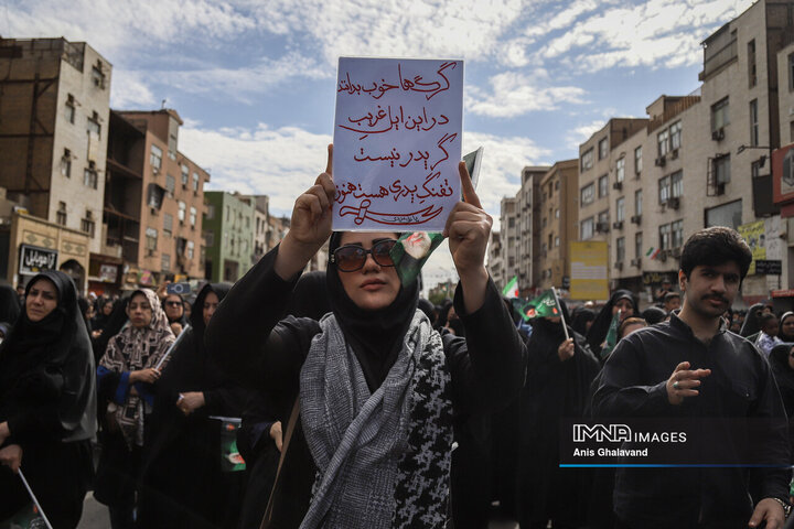 حضور مردم داغدار اهواز در خیابان‌های مرکز شهر پس از اعلام خبر شهادت امام خامنه‌ای(قدس سره)