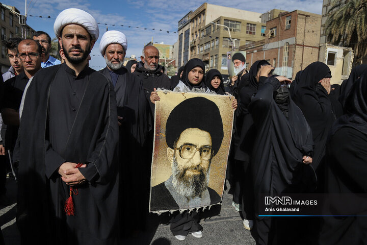 حضور مردم داغدار اهواز در خیابان‌های مرکز شهر پس از اعلام خبر شهادت امام خامنه‌ای(قدس سره)