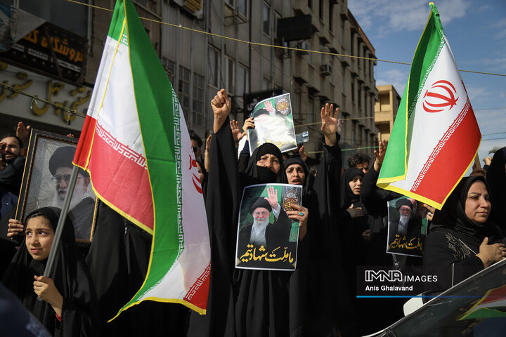 حضور مردم داغدار اهواز در خیابان‌های مرکز شهر پس از اعلام خبر شهادت امام خامنه‌ای(قدس سره)