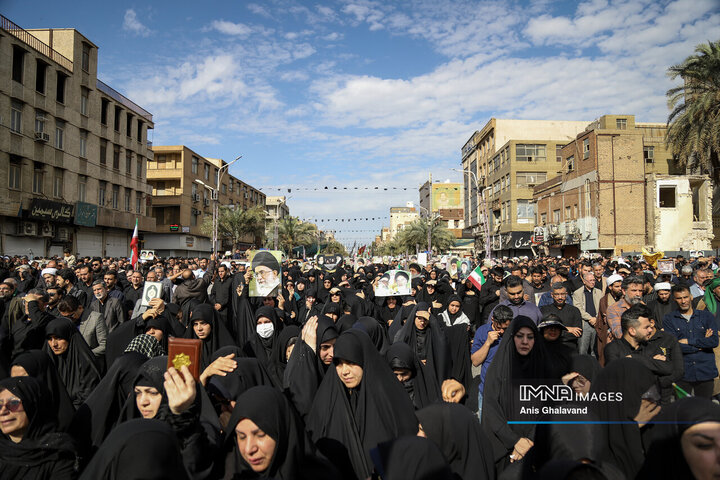 حضور مردم داغدار اهواز در خیابان‌های مرکز شهر پس از اعلام خبر شهادت امام خامنه‌ای(قدس سره)